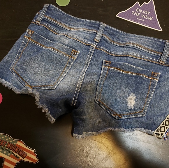 🔴 SOLD Mudd size 3 designed shorts 😍 - Picture 2 of 3